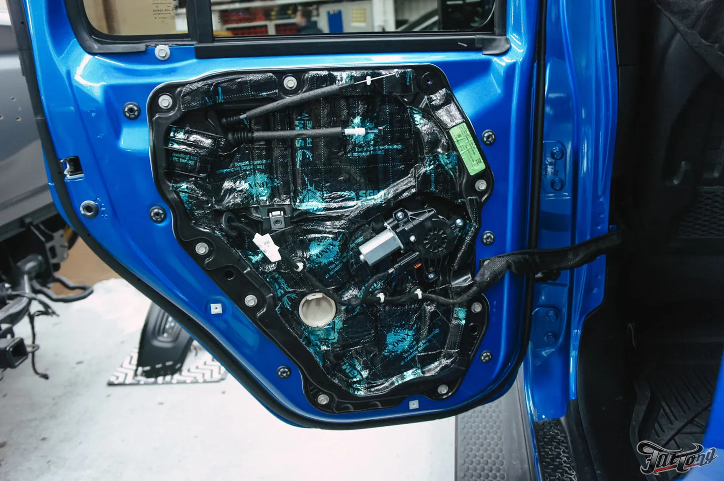 Прокачали Jeep Wrangler Rubicon, часть 1: комплексная шумоизоляция, новая акустическая система, перетяжка элементов в кожу. Процессы